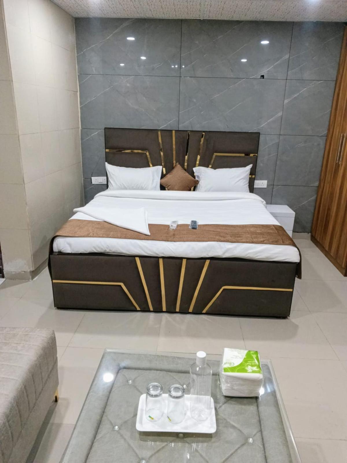Soooper Hotel Gurgaon Buitenkant foto