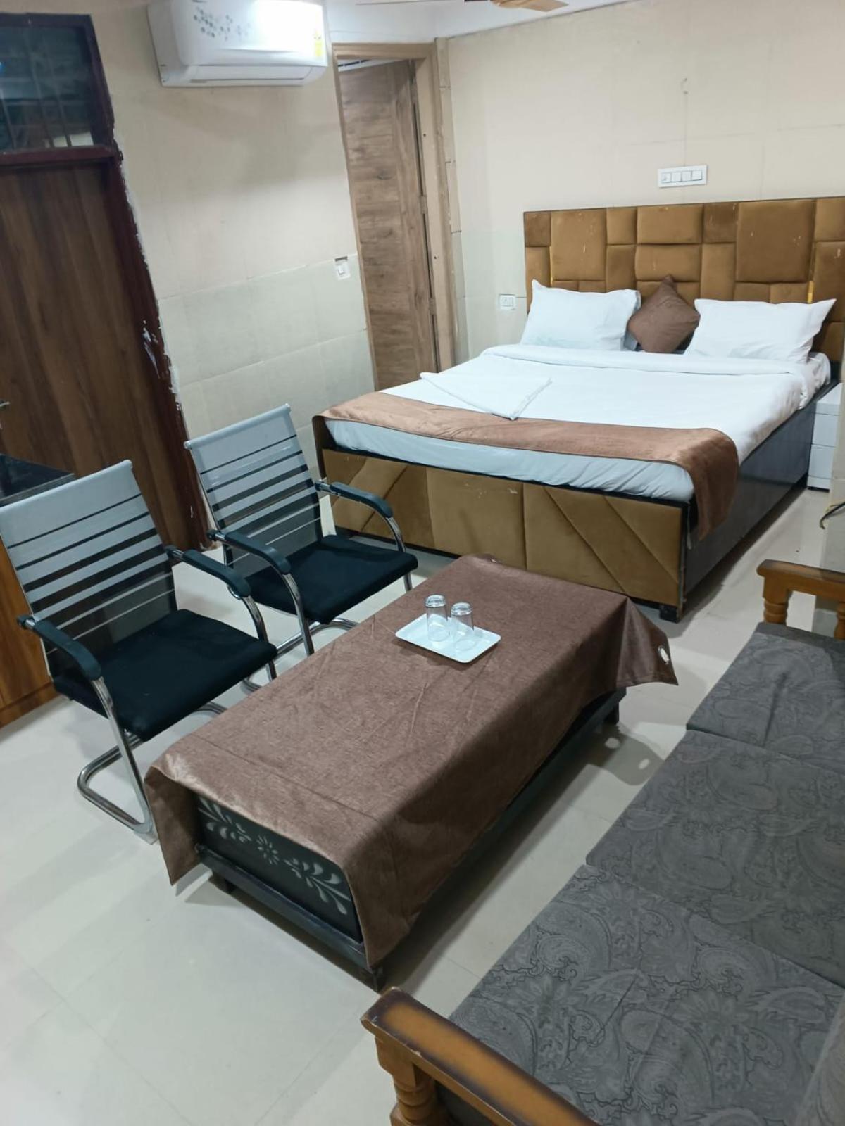 Soooper Hotel Gurgaon Buitenkant foto