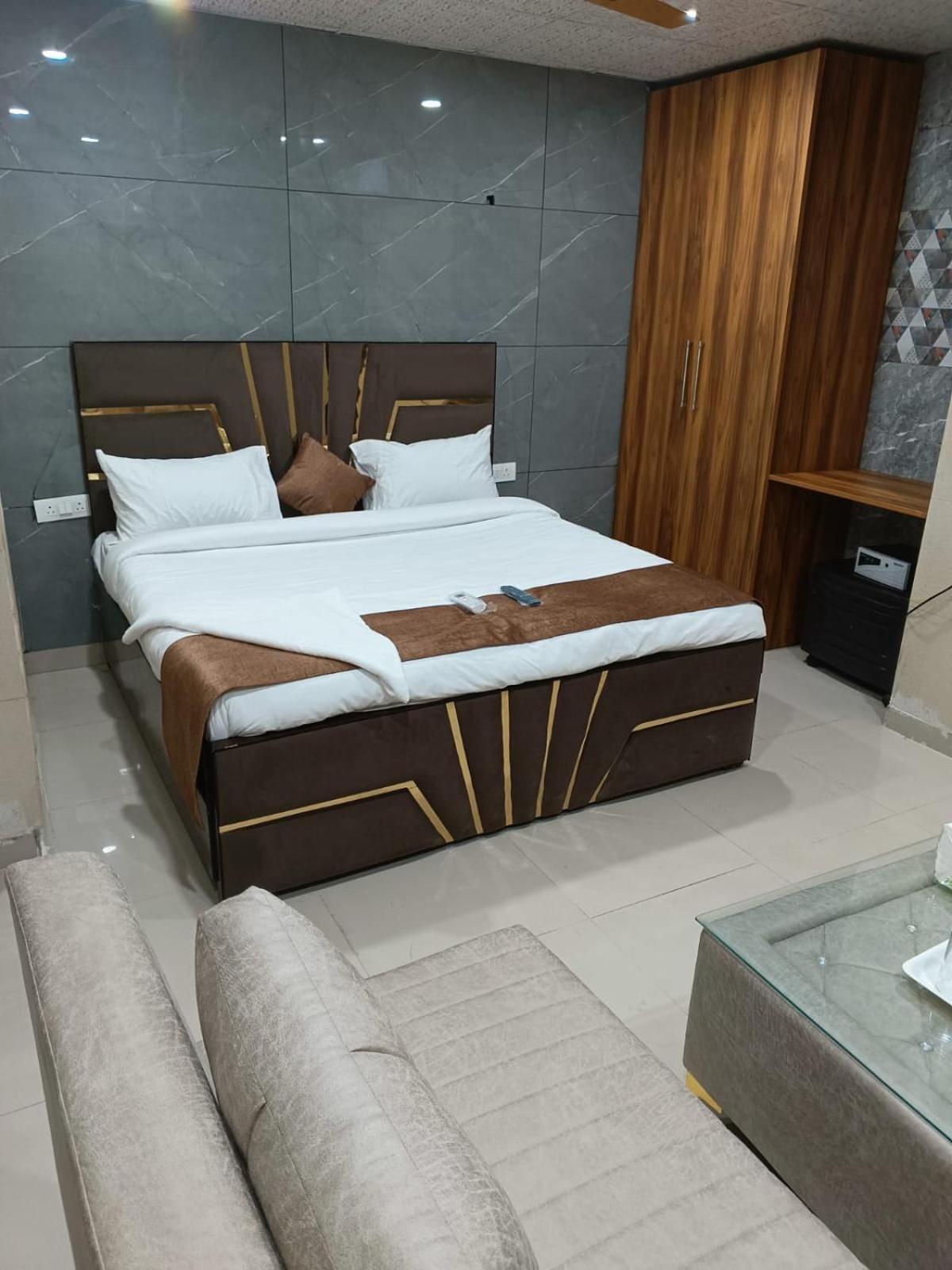 Soooper Hotel Gurgaon Buitenkant foto
