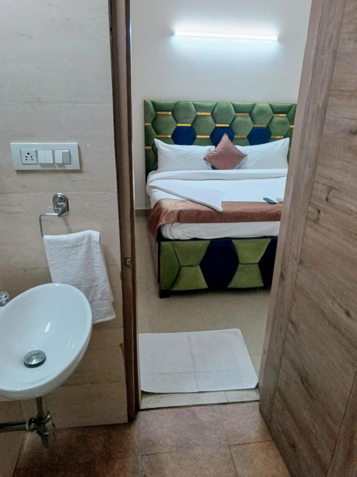 Soooper Hotel Gurgaon Buitenkant foto