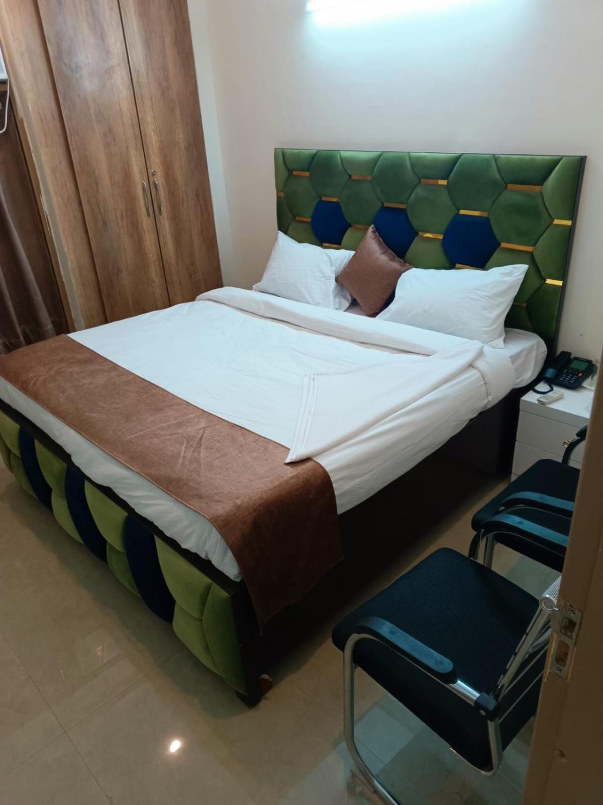 Soooper Hotel Gurgaon Buitenkant foto