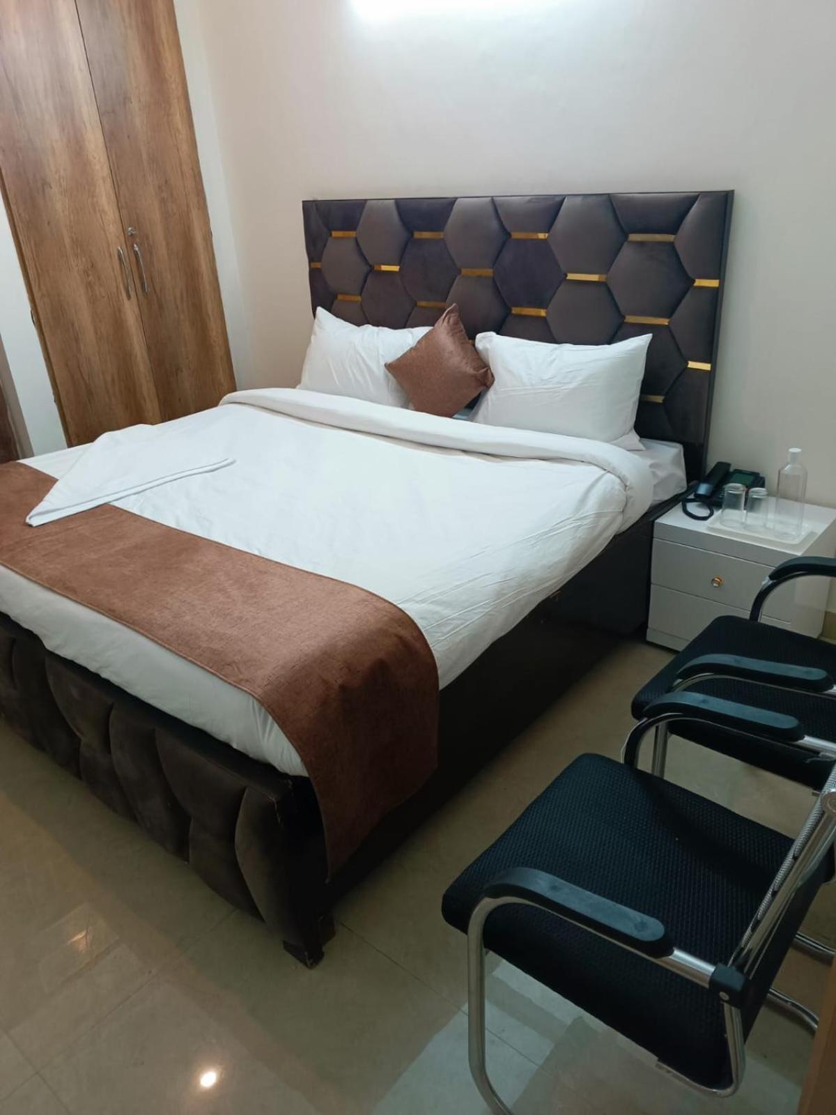Soooper Hotel Gurgaon Buitenkant foto